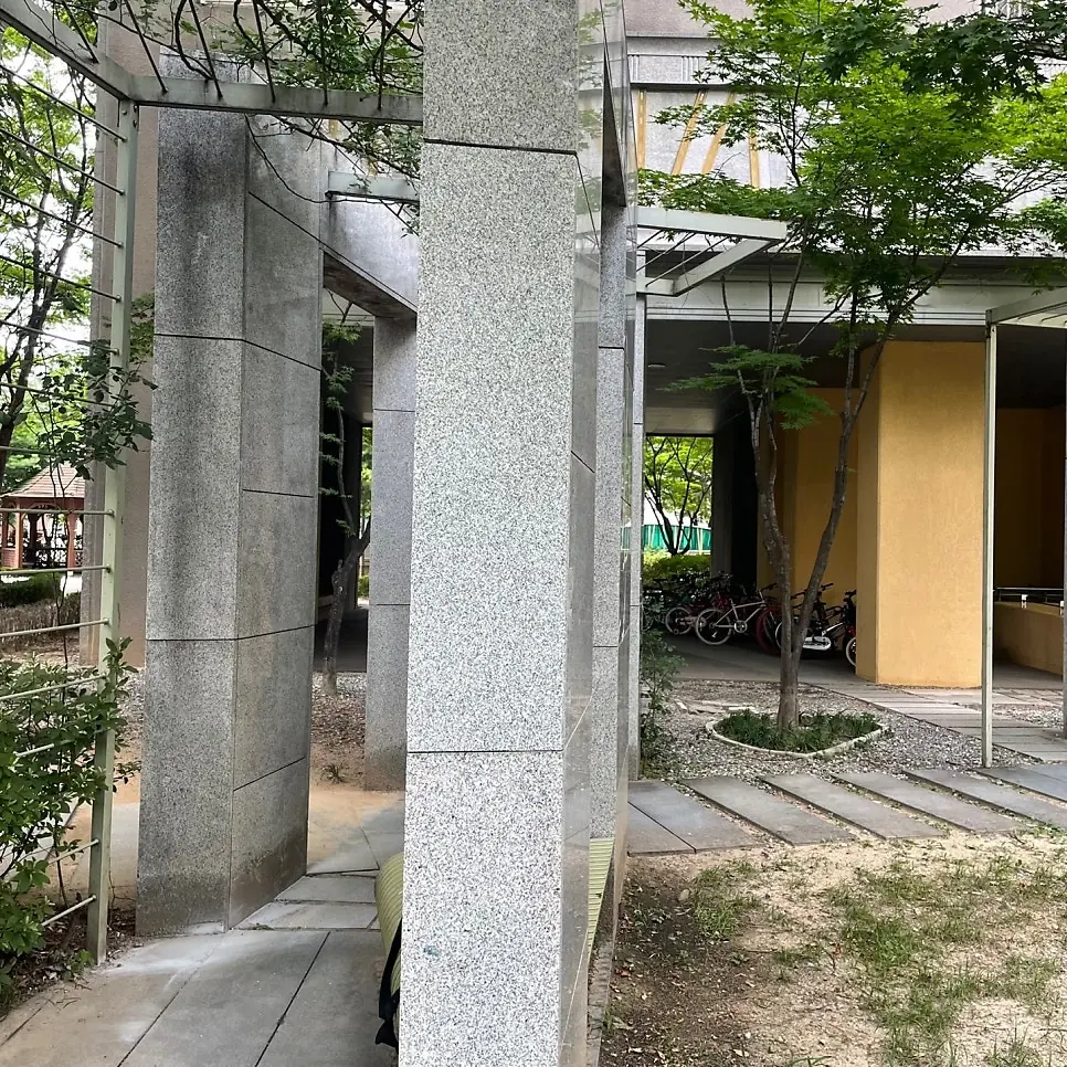 인천 건물 외벽 대리석균열보수 완료 모습